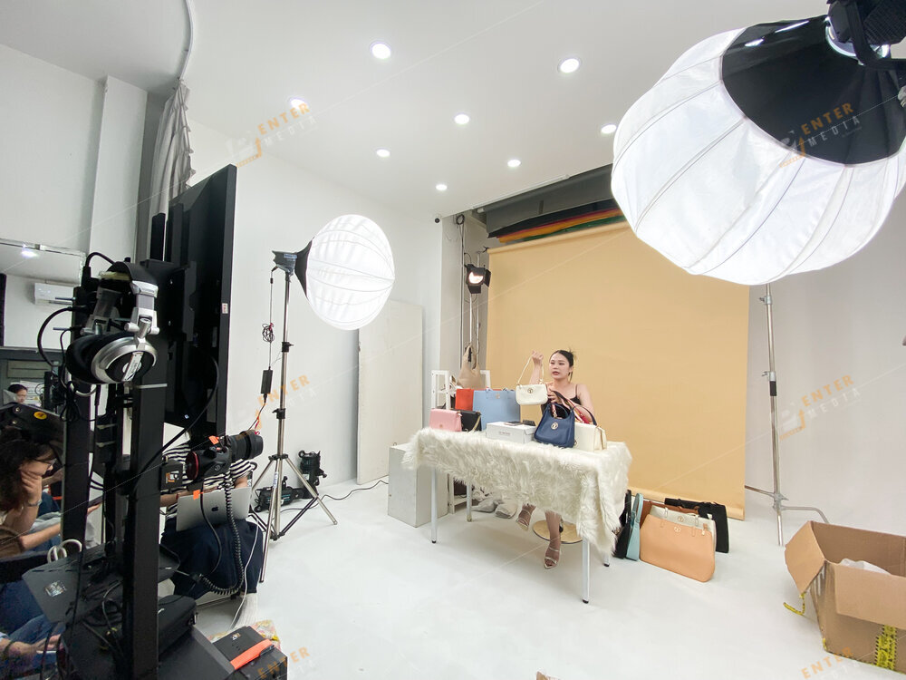 Hậu trường buổi live sản phẩm túi xách cho Thái Tuấn