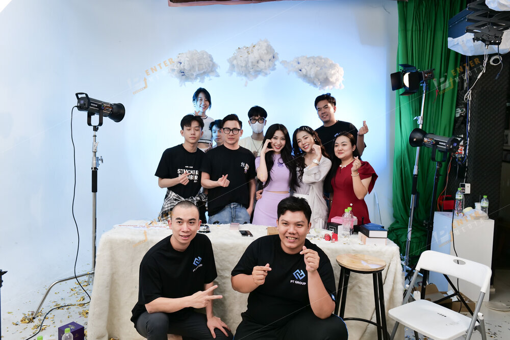 Livestream của chị đẹp Hương Ly và chị đẹp Khổng Tú Quỳnh