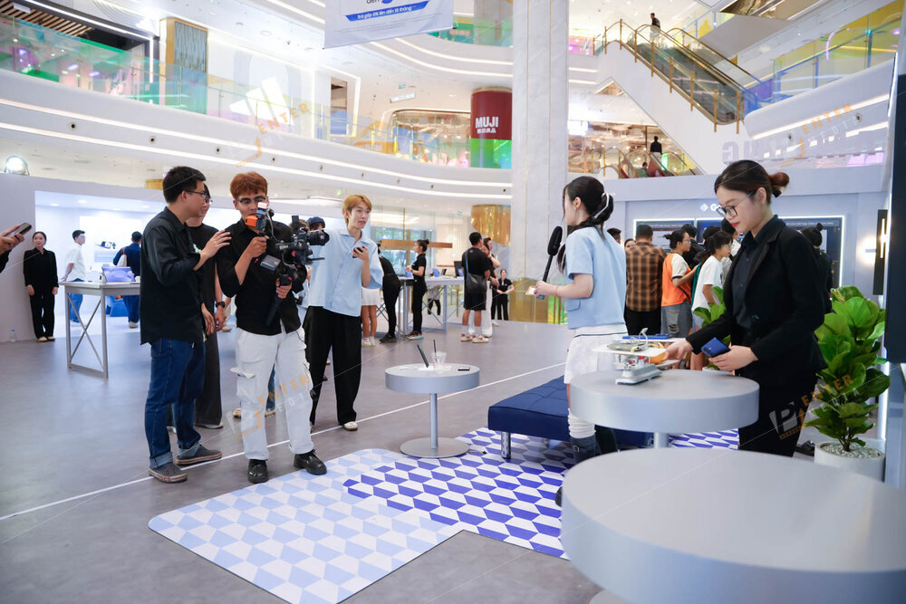 Camera gimbal di chuyển theo MC phỏng vấn khách tham dự sự kiện