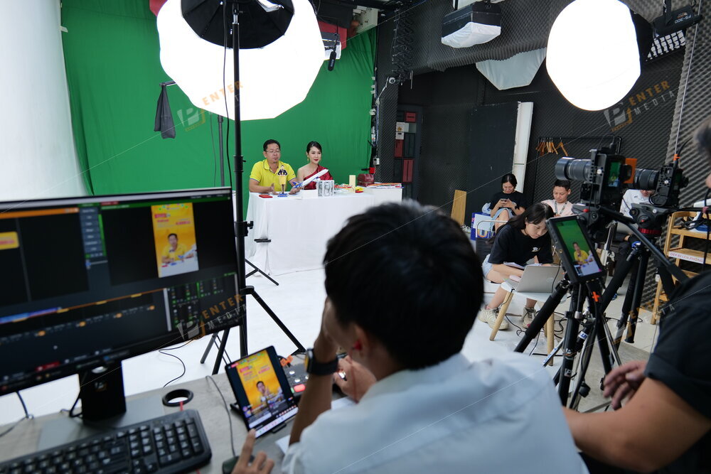 Hậu trường livestream phông xanh của Vietravel