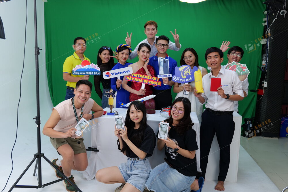 Team Vietravel chụp hình checkin trong studio