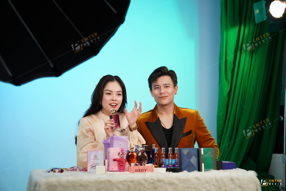 Hình ảnh Dương Cẩm Lynh và Quý ông tia chớp Trần Anh Huy trong buổi livestream