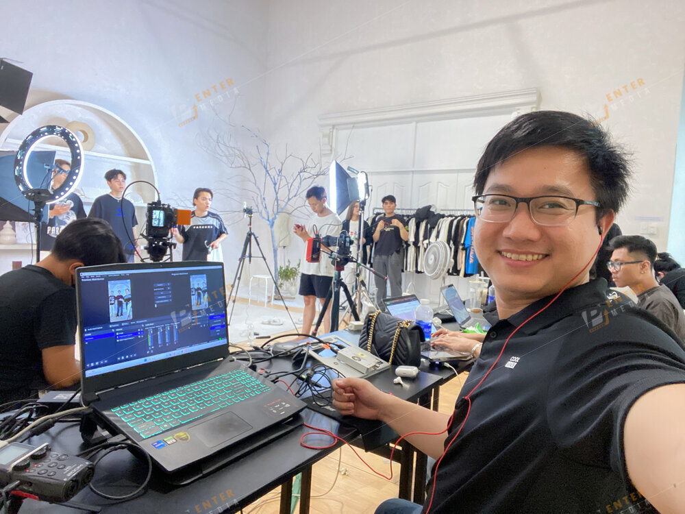 Hậu trường livestream bán hàng thời trang Paradox cùng KOC Phạm Thoại