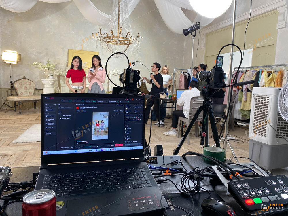 Hậu trường livestream bán hàng thời trang Dear José tại Saint 6 Studios