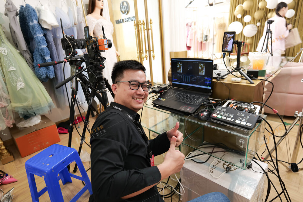 Enter Media triển khai dự án livestream bán hàng thời trang tại cửa hàng cho Linh Phụng