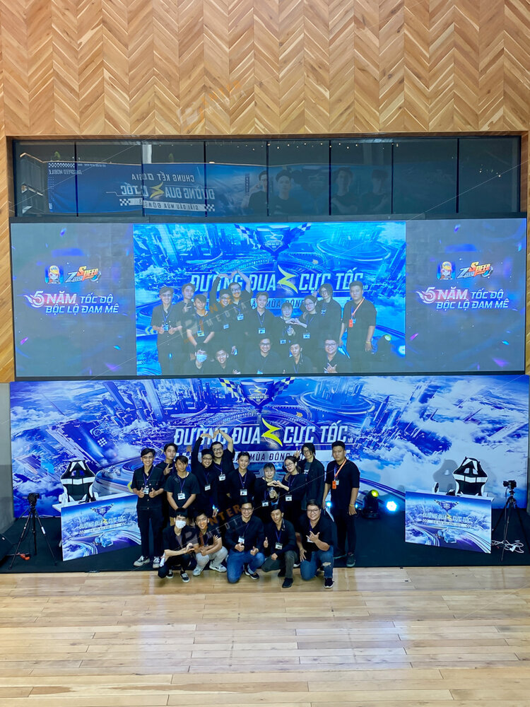 Ekip kỹ thuật và vận hành trong buổi livestream