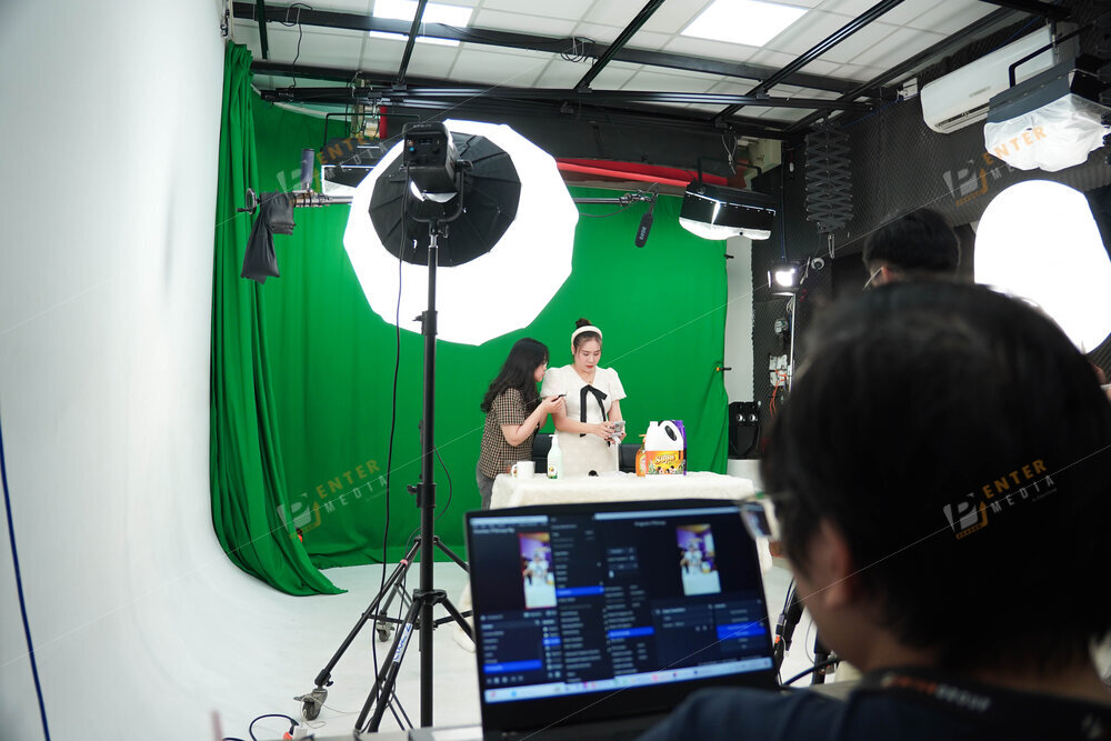 Enter Media triển khai livestream phông xanh bán hàng cho nước giặt Sopa (Masan) cùng KOL Hồ Bích Trâm trên TikTok