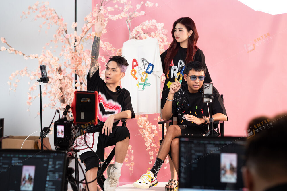 Neko Le và Thái Vũ (Blackbi) trong phiên livestream của thương hiệu thời trang Paradox