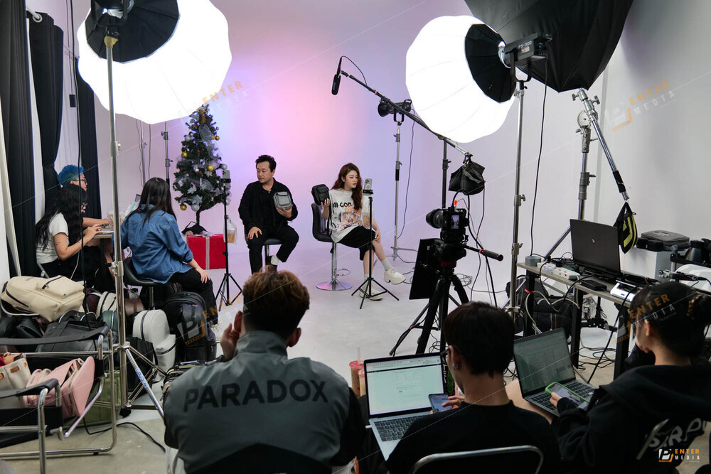 Hậu trường livestream của Chú Cá và Ribi Sachi cho thương hiệu Paradox và Degrey