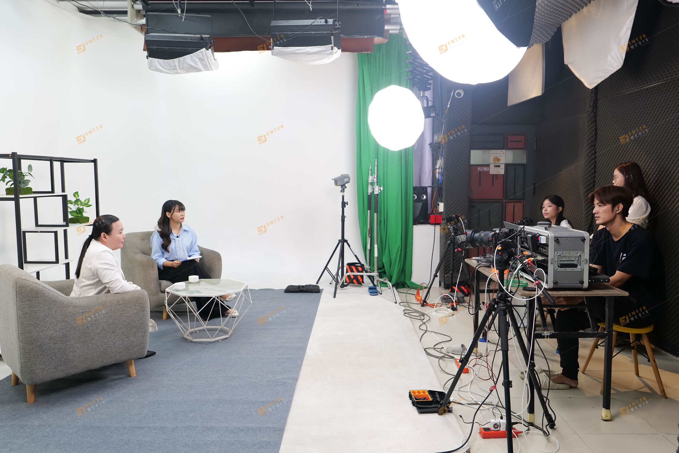 Hậu trường sản xuất Podcast do Enter Media thực hiện