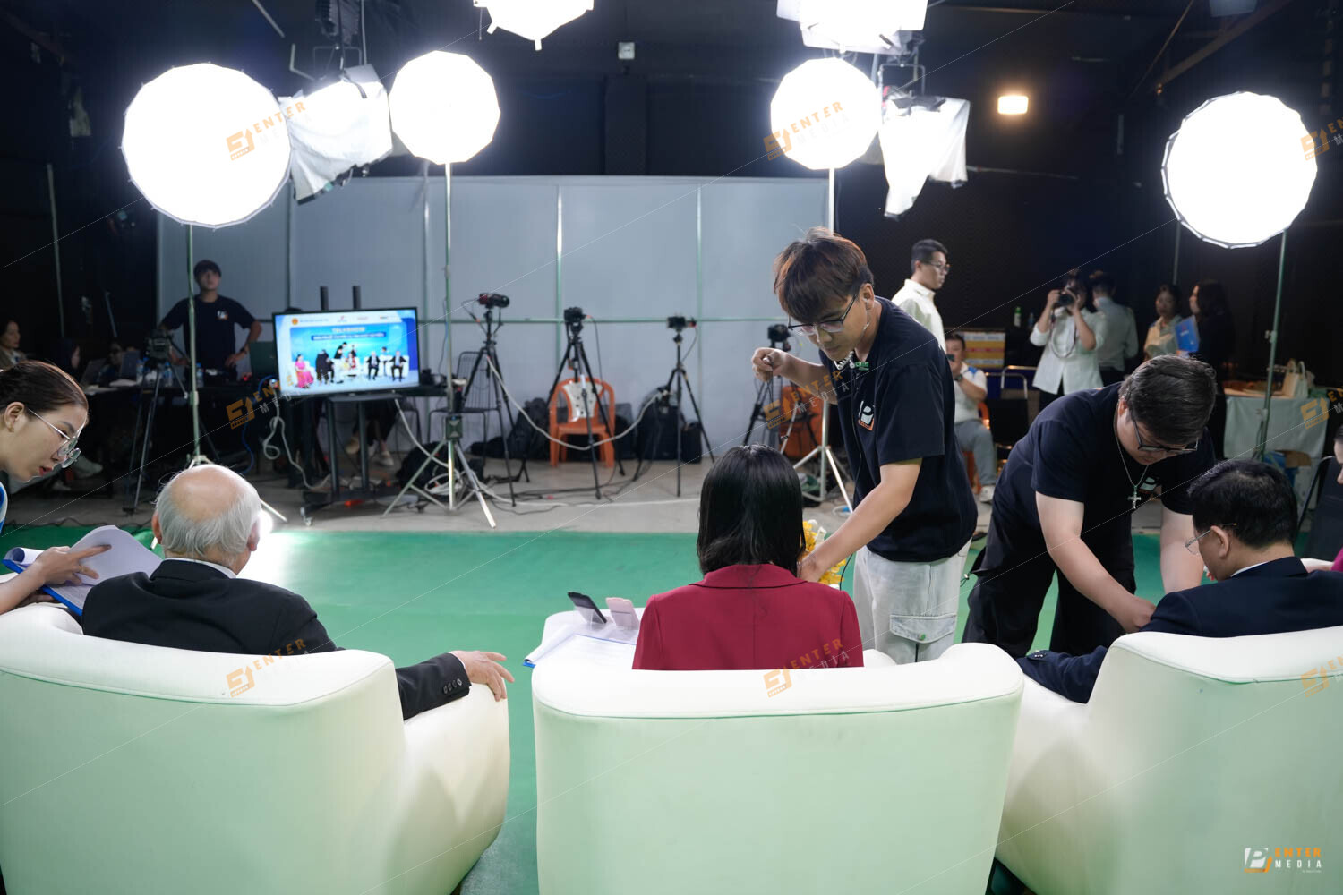 Enter Media setup livestream talkshow phông xanh cho công ty Bitex