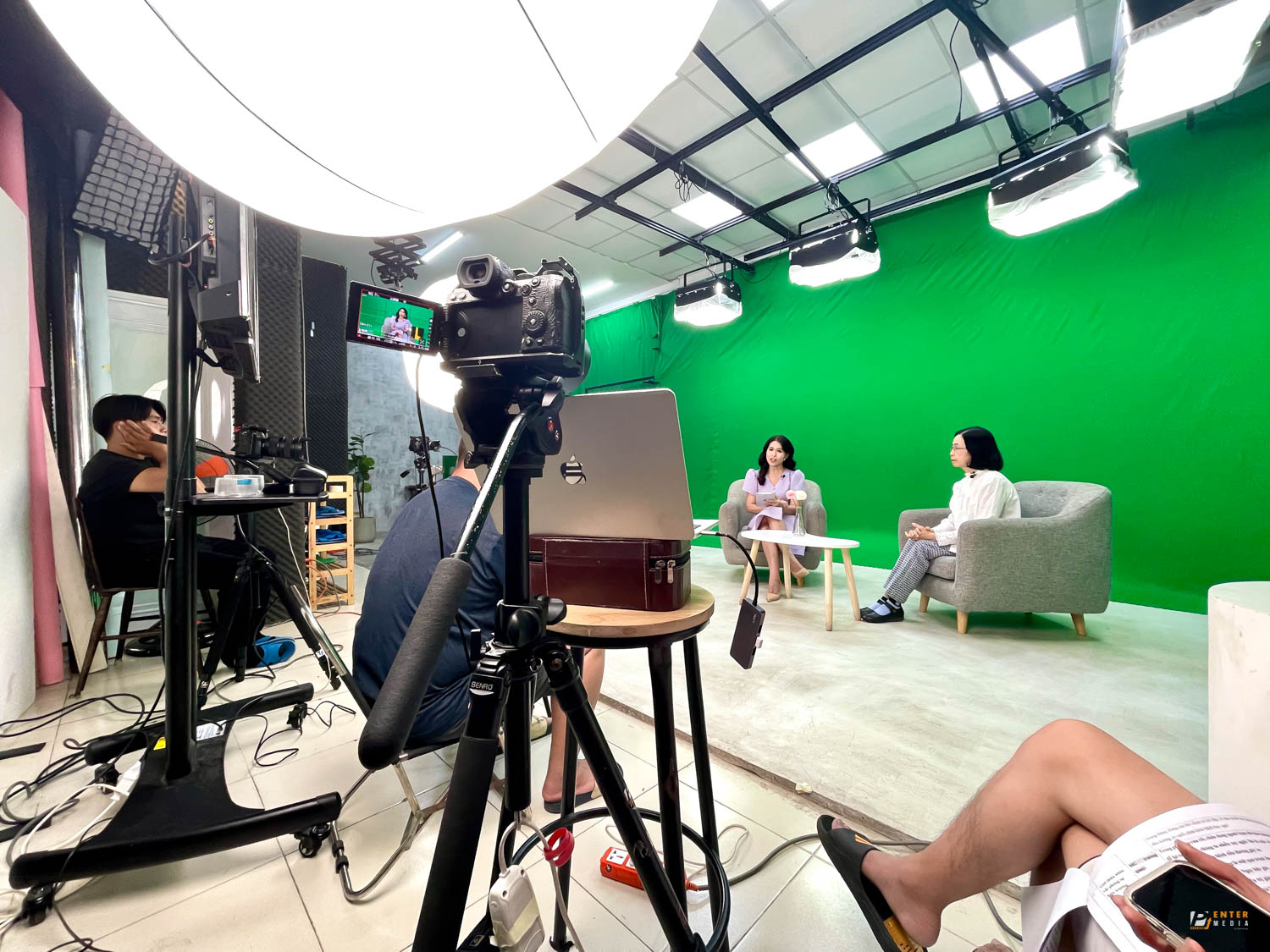Enter Media quay talkshow phông xanh cho 2 diễn giả 