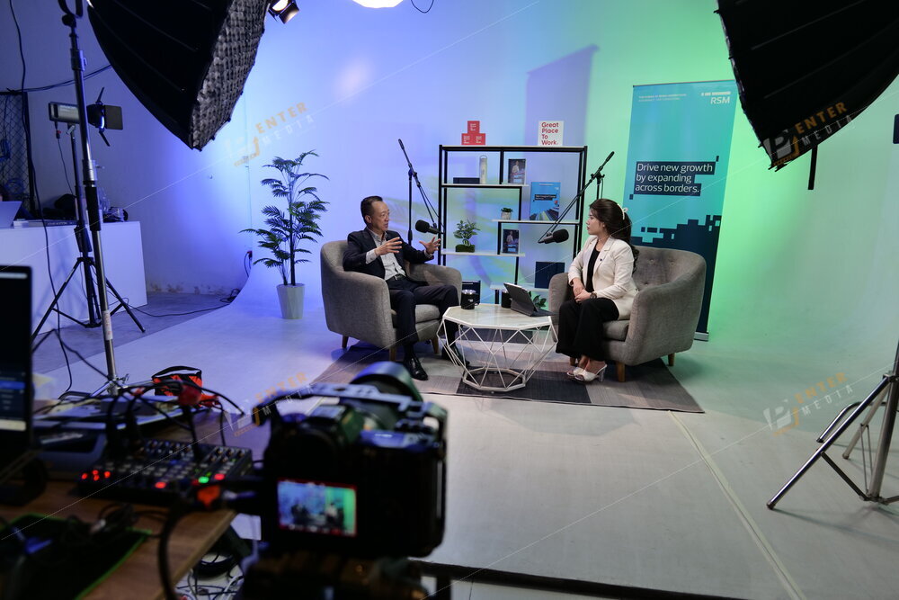 Hậu trường Enter Media quay podcast cho RSM Vietnam