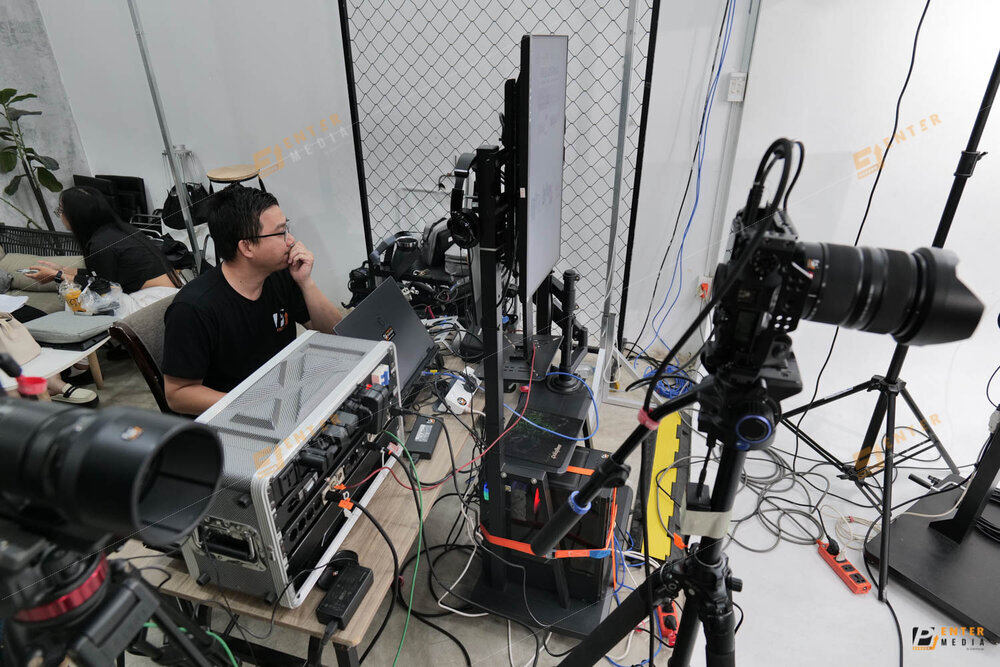Nhân sự Enter Media đồng hành xuyên suốt phiên live