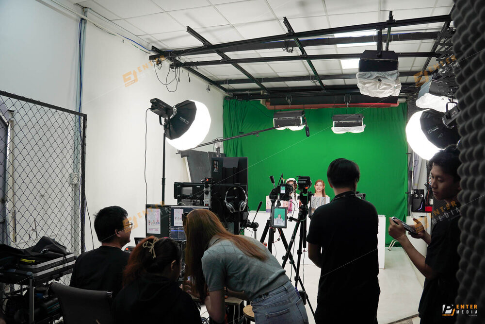 Hậu trường Teoxane x Lavish livestream bán hàng có KOL