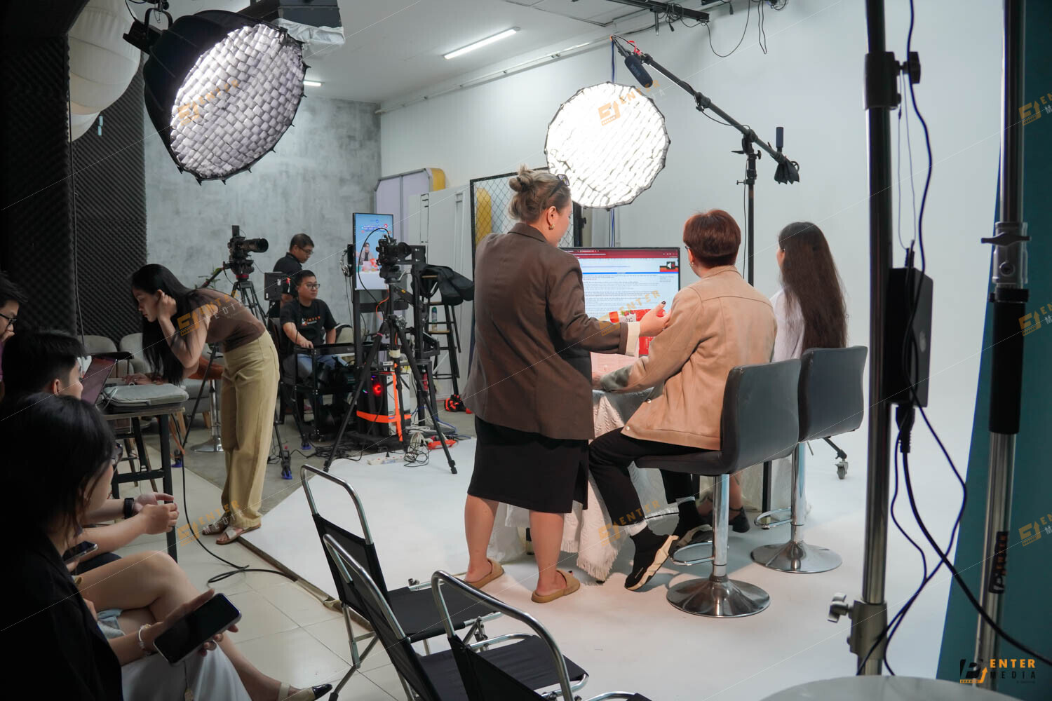Không gian studio 60m2 tại Enter Media trong dịch vụ livestream bán hàng Soctrip