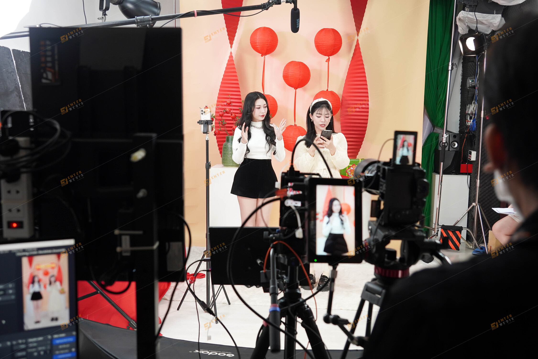 Hậu trường Enter Media thực hiện dịch vụ mega live tiktok cho POPS cùng chị đẹp Khổng Tú Quỳnh