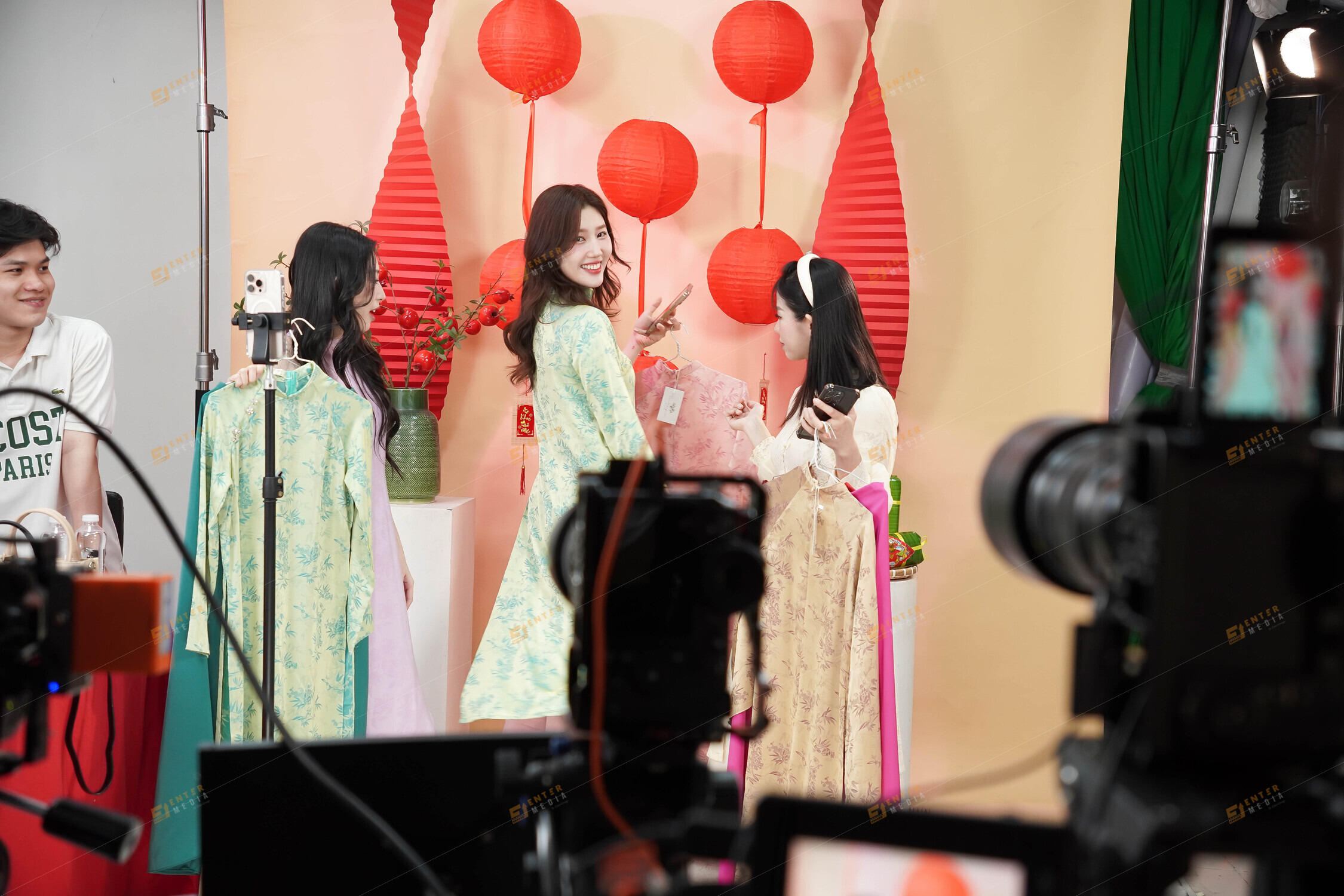 Hậu trường mega livestream phòng 60m2 cùng Agency Pops