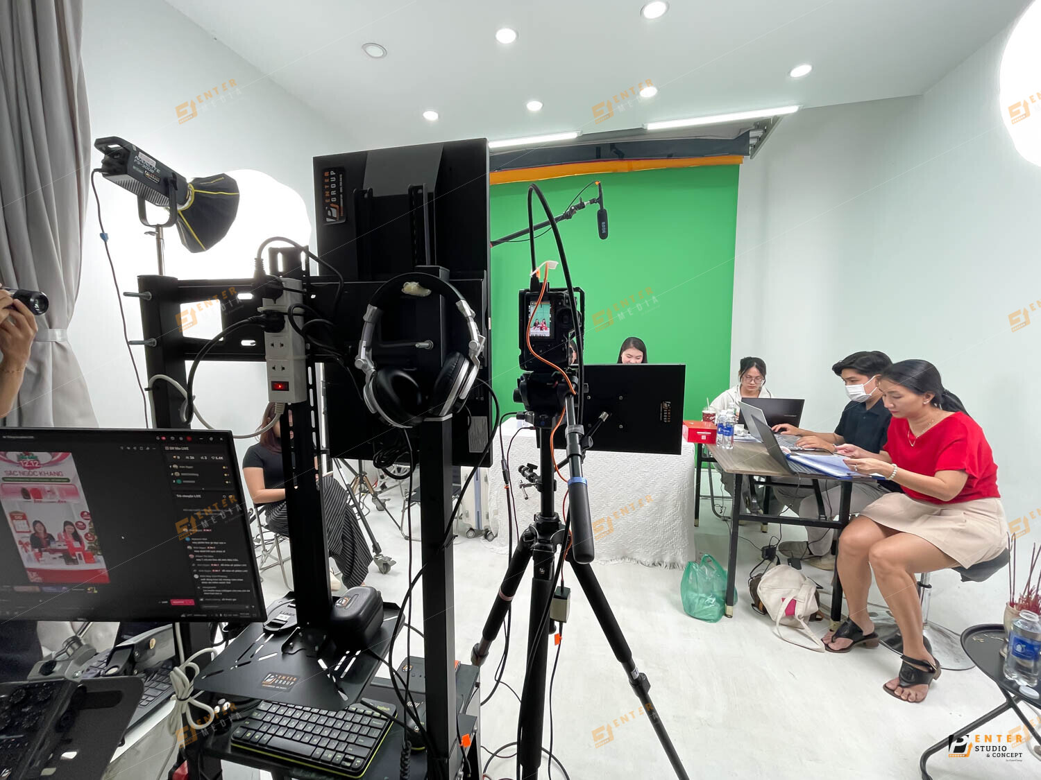 Các thiết bị được sử dụng tại dịch vụ thuê phòng livestream bán hàng của Sắc Ngọc Khang